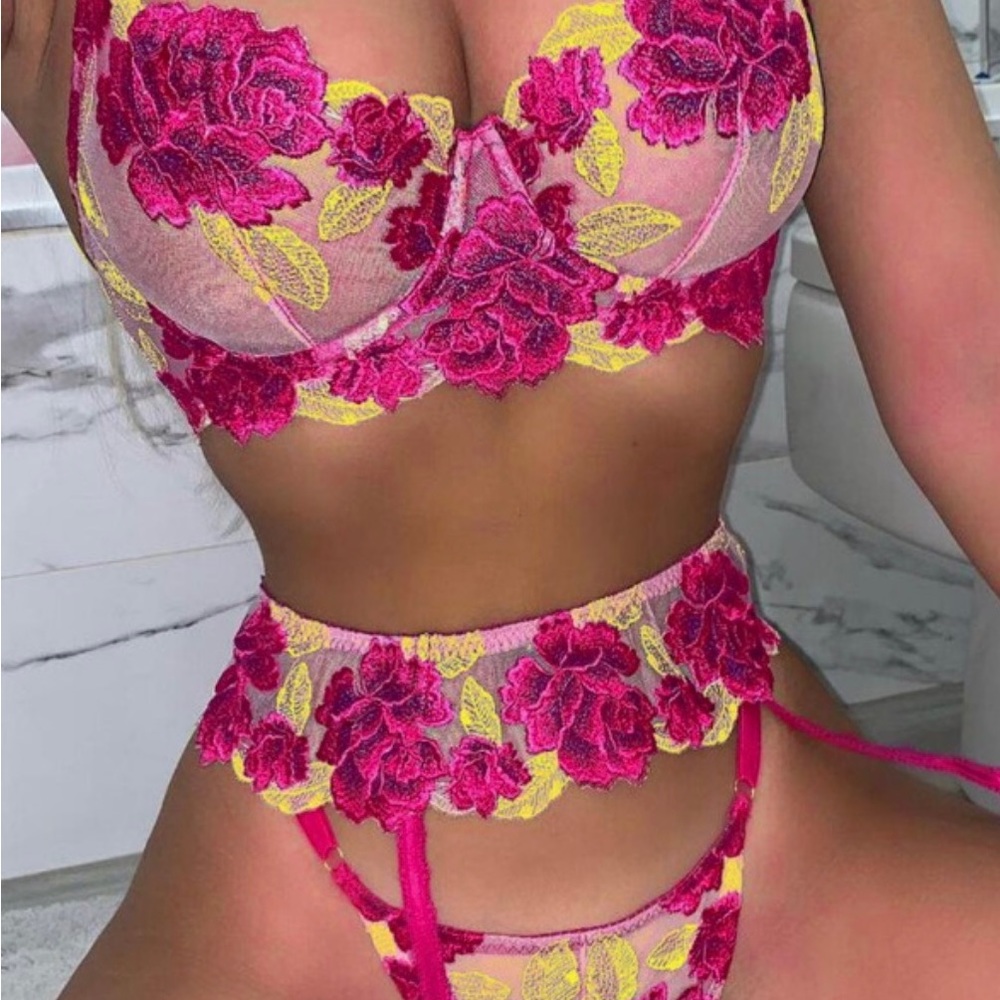 Tayjadore lashes and lingerie “Raspberry Flower Bomb”